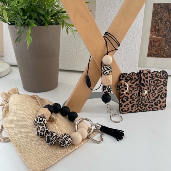 Bracelet Keychain Silicone Wood Beads/Lanyard Teacher Badge Holder Gift Set - Picture 3 of 7